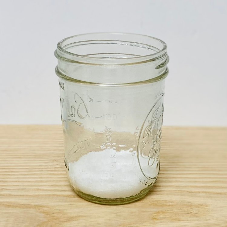 Image of Put salt in the container.