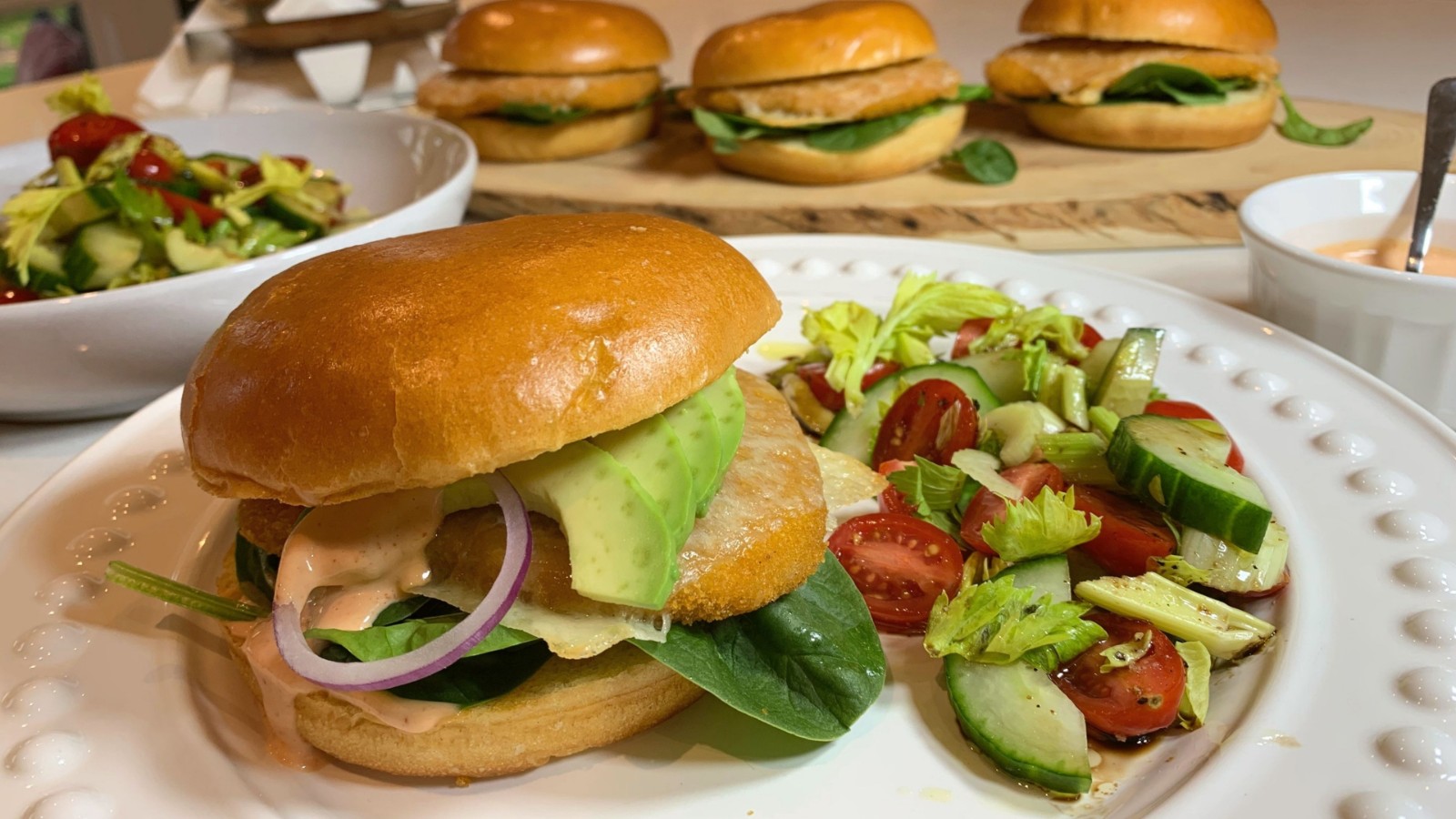 Image de la Incredible Escalope sur Brioche - Salade de Concombre, Céleri et Tomate Cerise