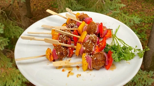 Image de brochettes de boulettes de viande à base de plantes avec glaçage à la gelée de poivrons rouges