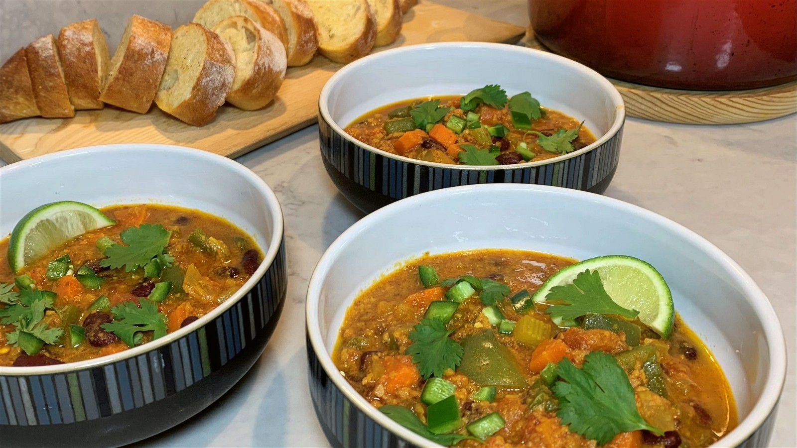 Image de Chili sans viande et pain à l'ail