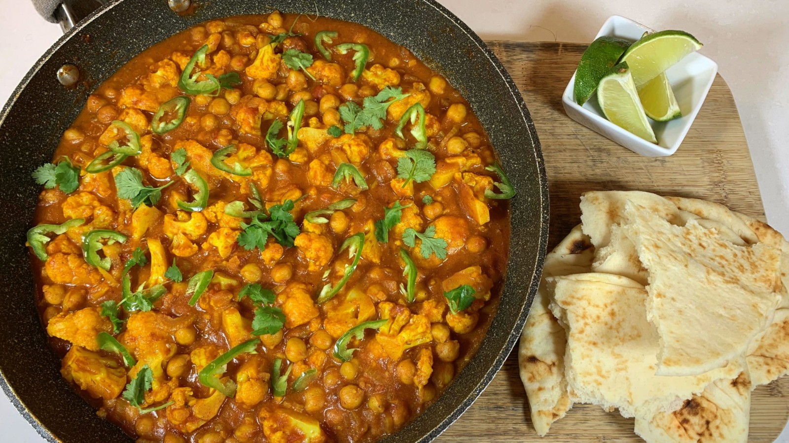 Image de pois chiches et chou-fleur au curry avec pain naan