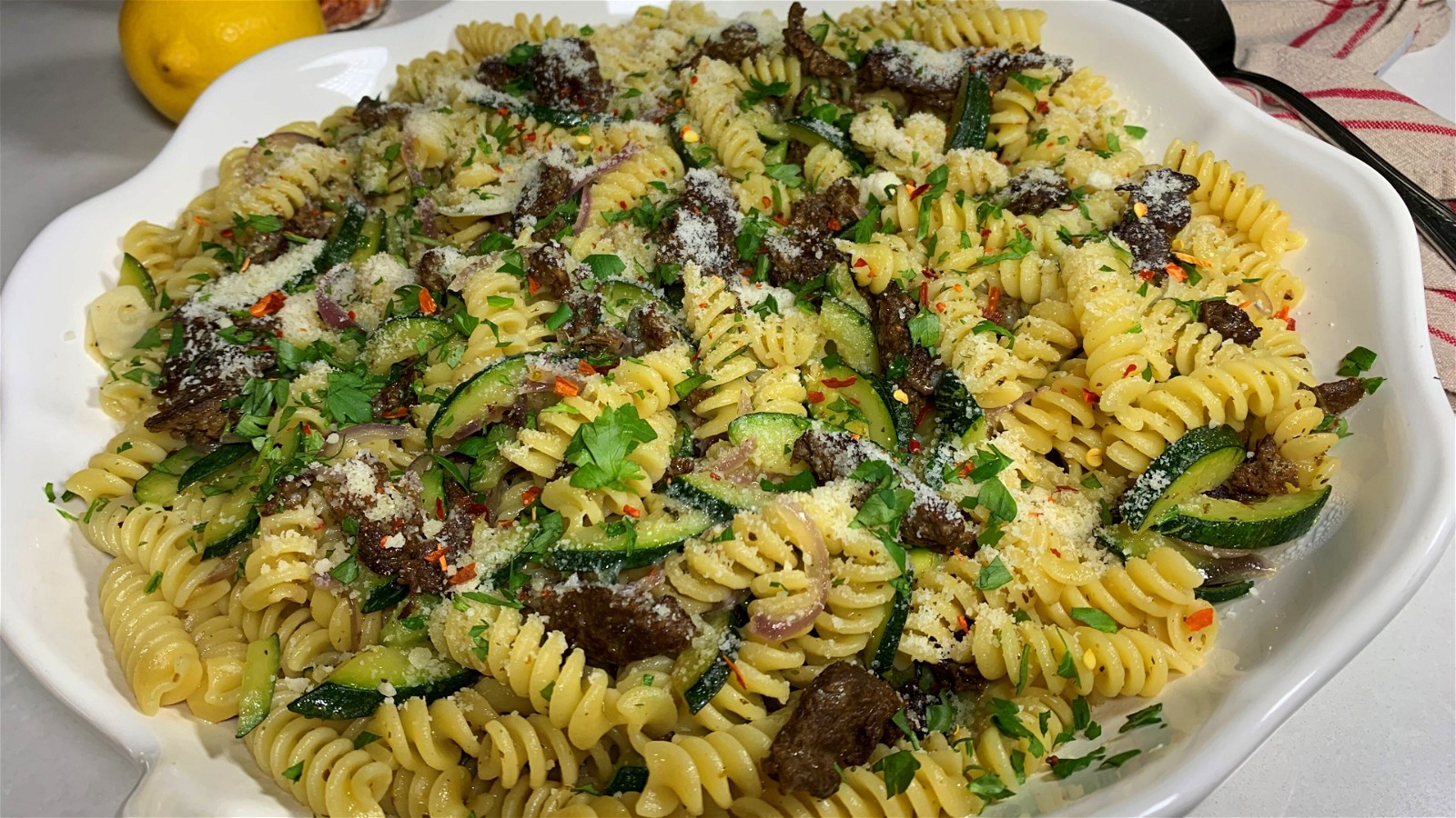 Image de Fusilli avec Incredible™ Morceaux de Bœuf à Base de Plantes et Courgettes