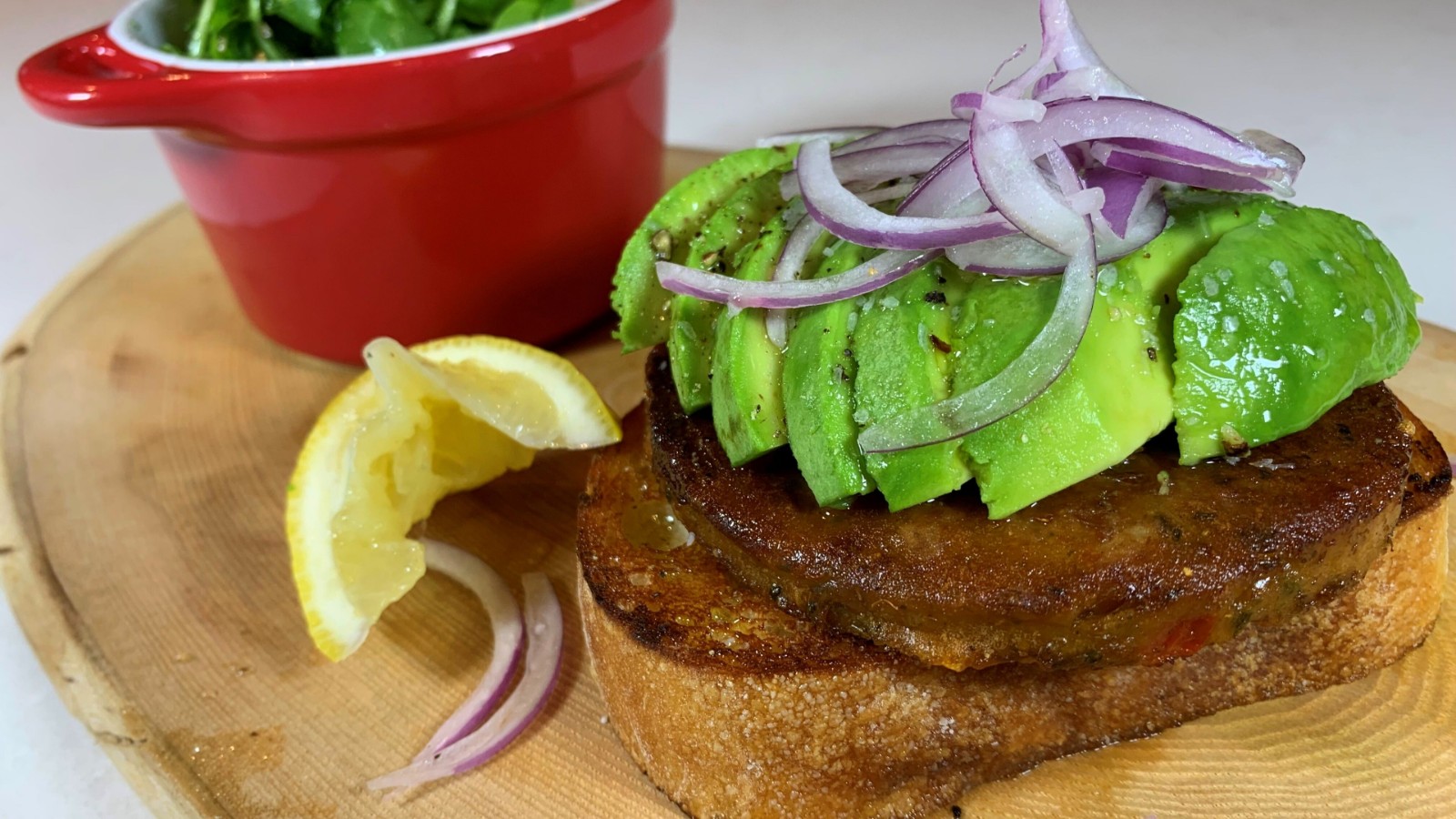 Image de pain grillé à l'avocat Grainburger avec salade de roquette