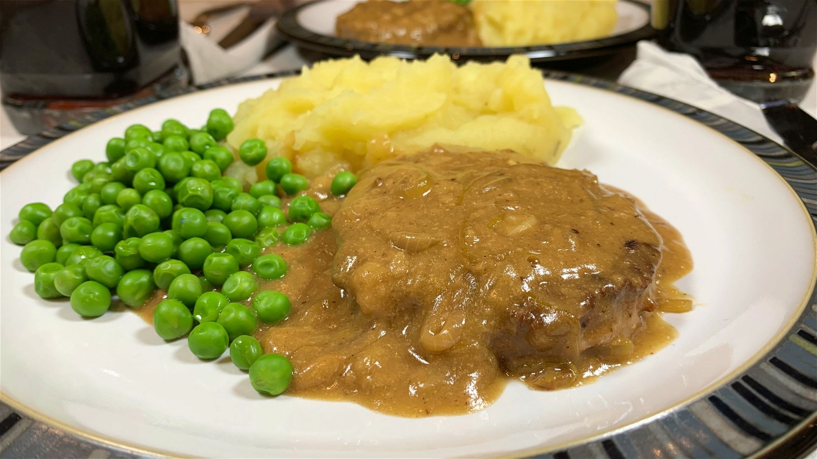 Image de Vegan Salisbury Burger avec purée de pommes de terre et petits pois