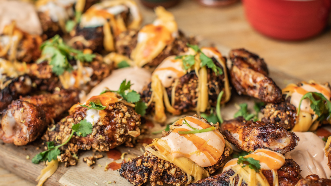 Image of Ailes de poulet fumées et frites pour le grand match