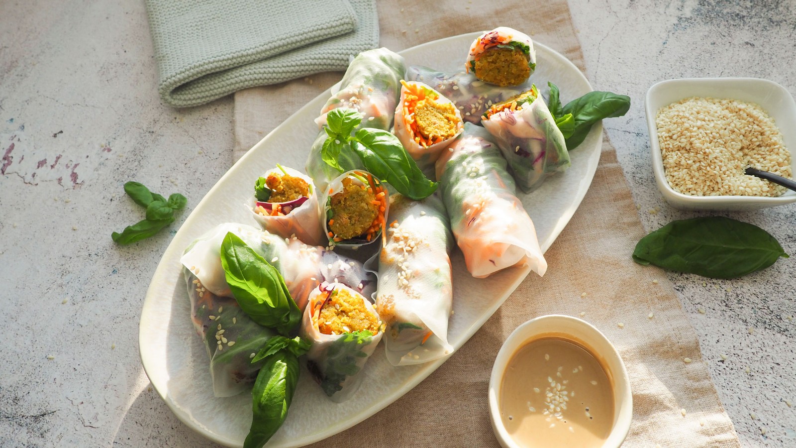 Image of Vegane Sommerrollen mit Falafel-Brotlingen und Erdnuss-Dip