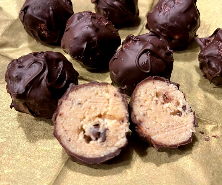 Image of Melt remaining chocolate chips (15gms) and coat balls and refriddgerate...