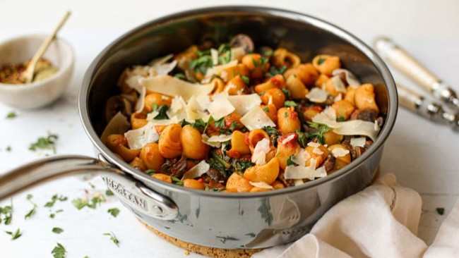 Image of Shellbows with Red Sauce, Mushrooms and Spinach
