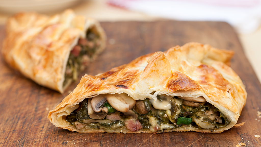 Image of CALZONE DE JAMON, ESPINACA Y HONGOS
