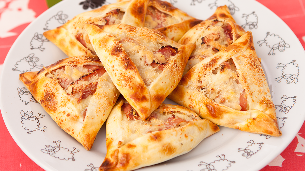 Image of TRIANGULITOS DE POLLO Y SALSA BLANCA