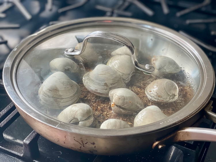 Image of Cover the pan with a tight-fitting lid and turn the heat on to low heat.