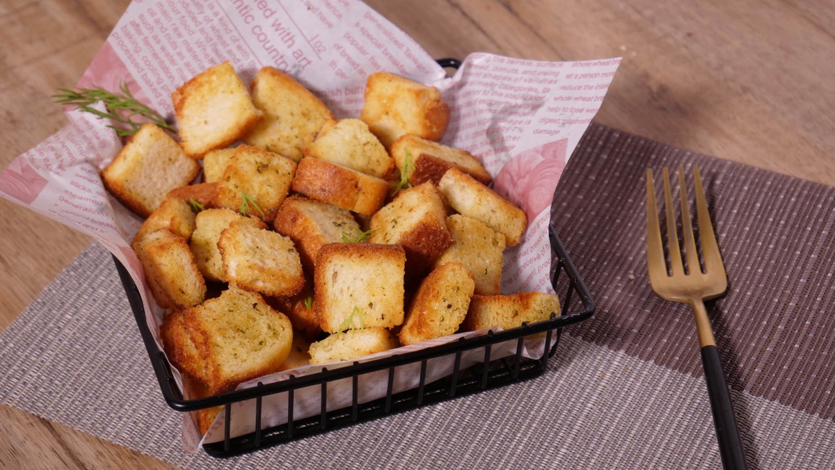 Air Fryer Garlic Croutons