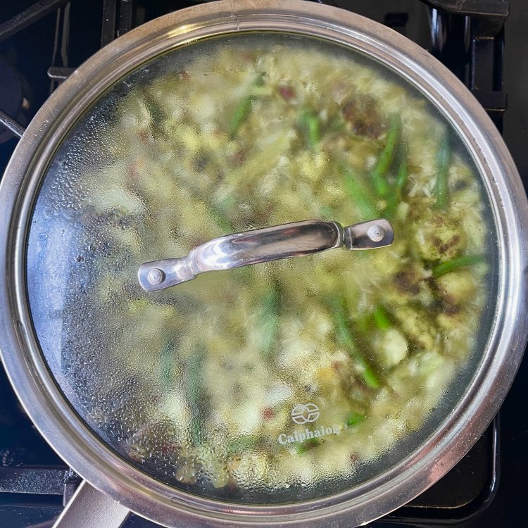 Image of Reduce the heat to low and simmer for 10 minutes.