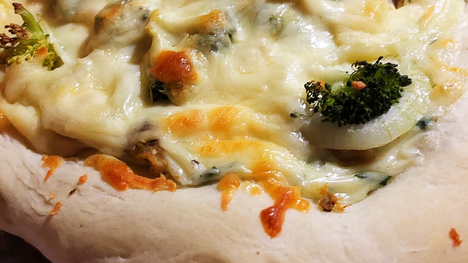 Image of Pizza Au Poulet, Sauce Blanche Ail Et Coriandre