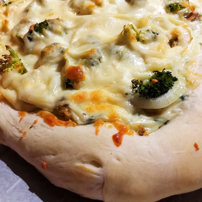 Image of Pizza Au Poulet, Sauce Blanche Ail Et Coriandre