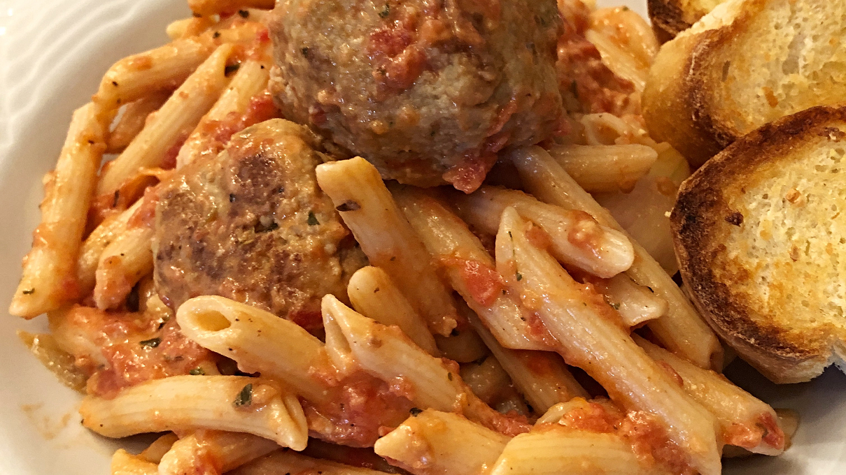 Image of Penne sauce tomate avec boulettes géantes
