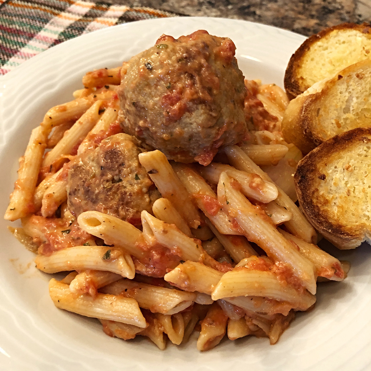 Penne sauce tomate avec boulettes géantes