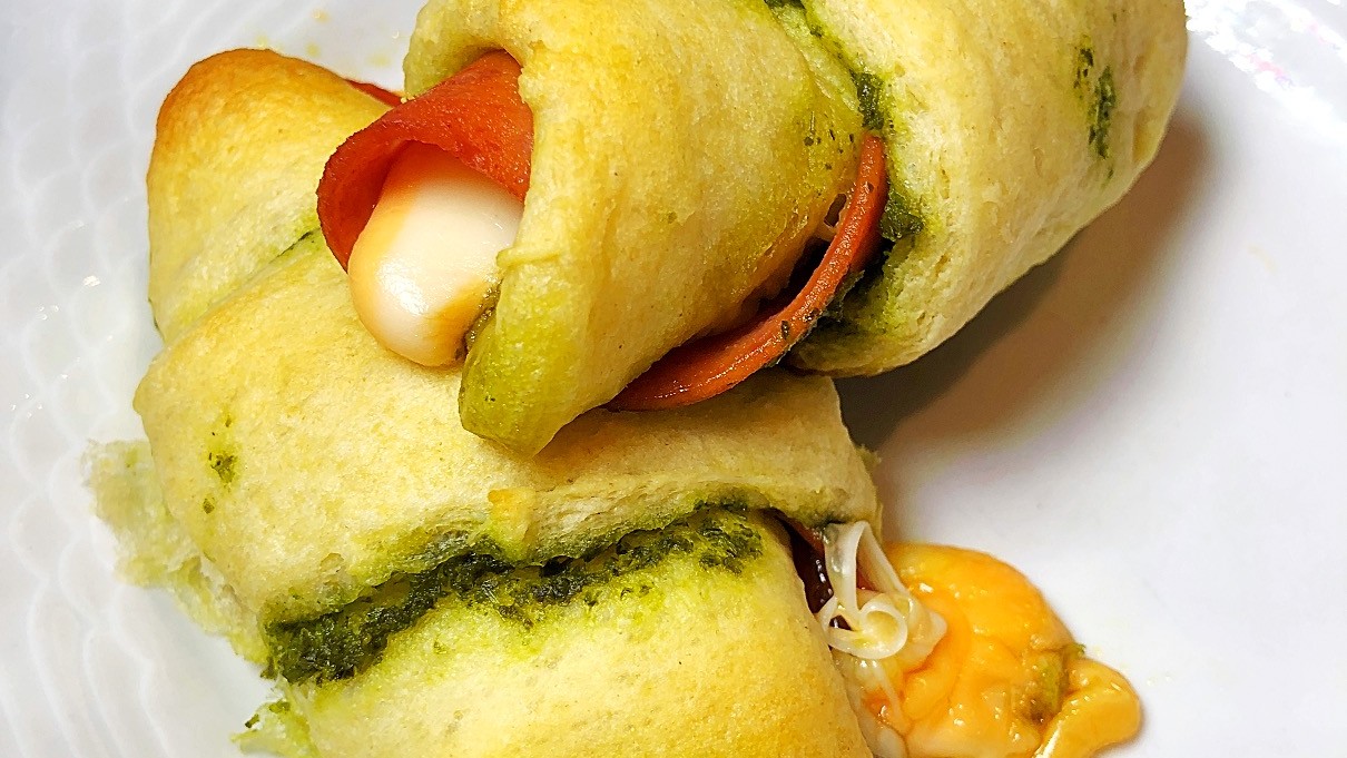 Image of Croissant Pizza Au Pesto