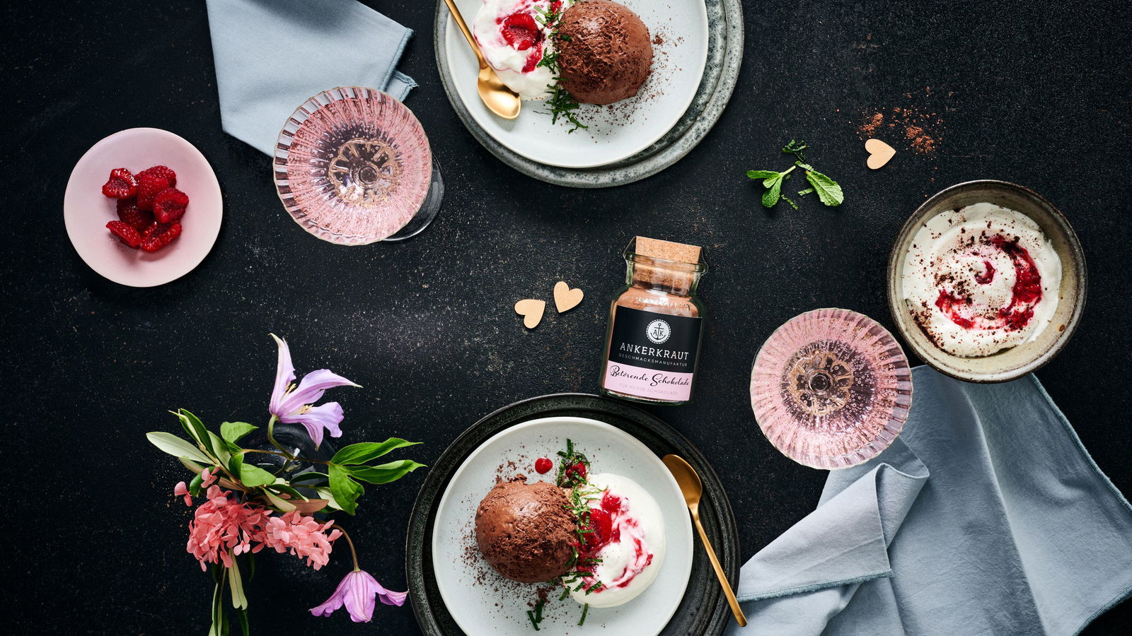 Himbeer-Sahne-Dessert mit Tonka & Schoki & Ankerkraut Himbeer-Sahne-Dessert mit Tonka & Schoki & Ankerkraut