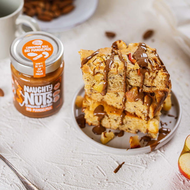 Vegane Apfel-Blondies mit Naughty Nuts Cinnamon Roll Mandelmus