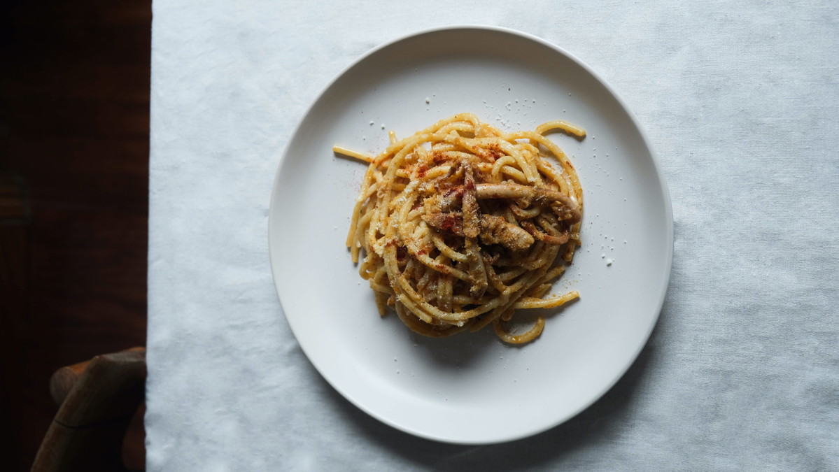 Pâtes aux poulpes, sauce à l'ail et paprika