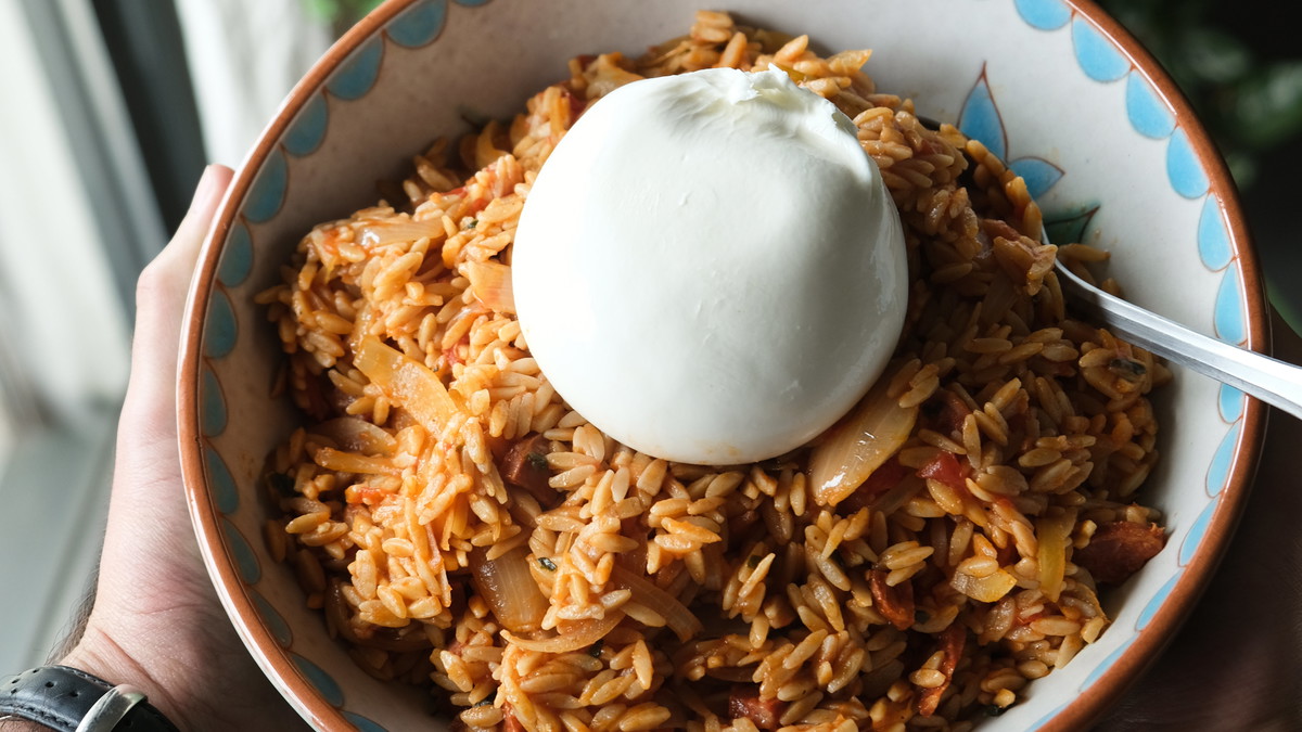 Orzo à la sauce tomate, chorizo, pistaches grillées et burrata