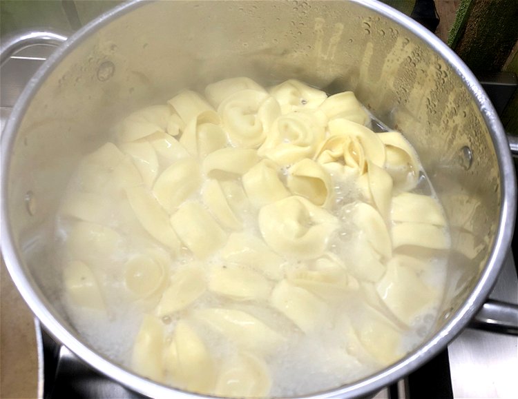 Image of Sobald das Wasser kocht die Tortelloni 3-5 min darin kochen.