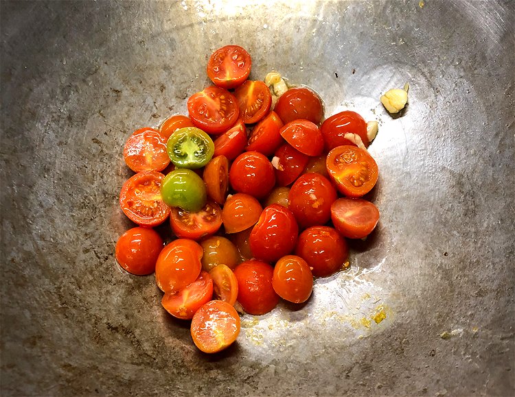 Image of ...zuerst den Knoblauch kurz anbraten, dann die Tomaten dazu geben,