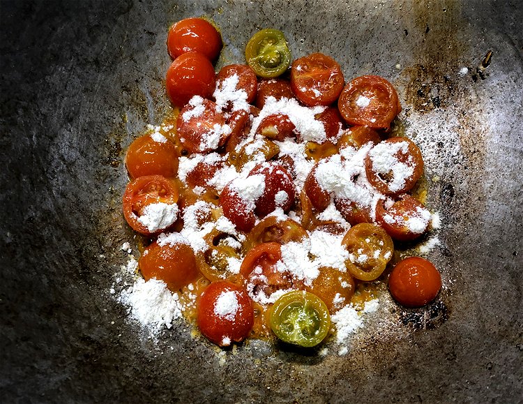 Image of 1 min. braten dann 1 EL Mehl darüber verteilen, gut...