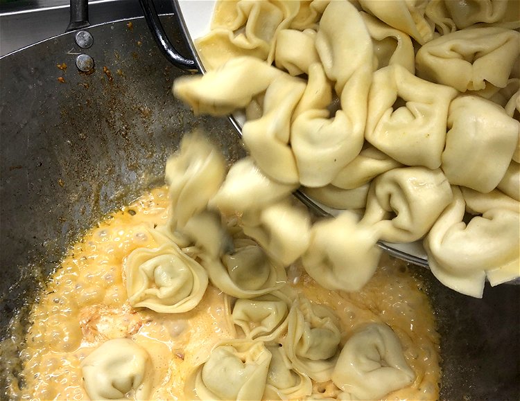 Image of Tortelloni mit einem Sieb abgießen und zur Soße geben.