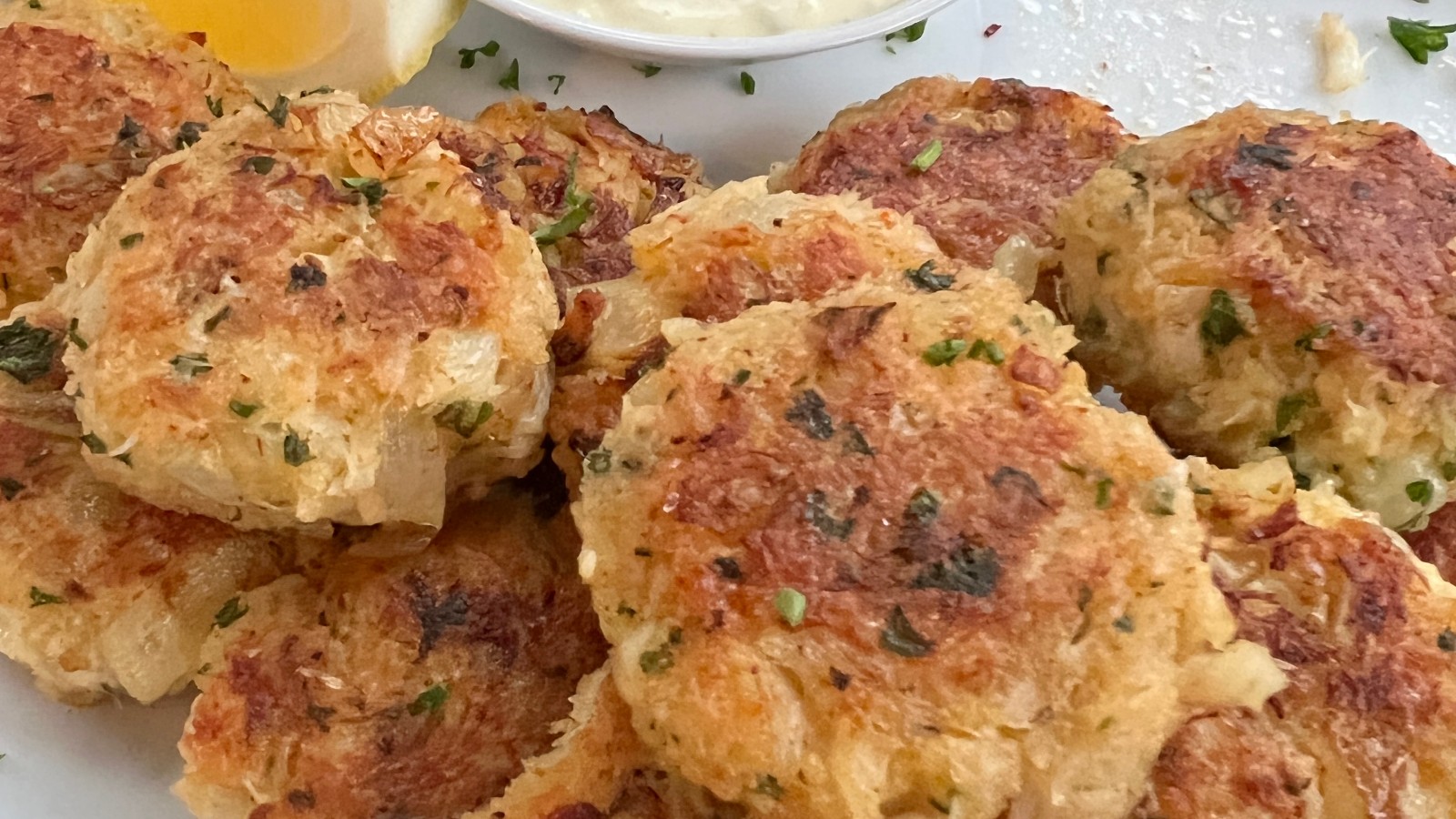 Image of Premier Catch Dungeness Crab Cakes & Simple Tartar