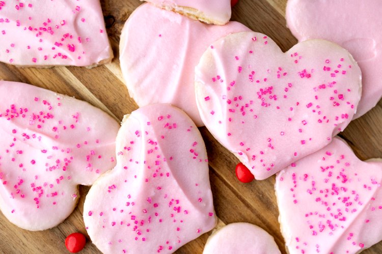Image of Once your cookies have completely cooled, add your icing.
