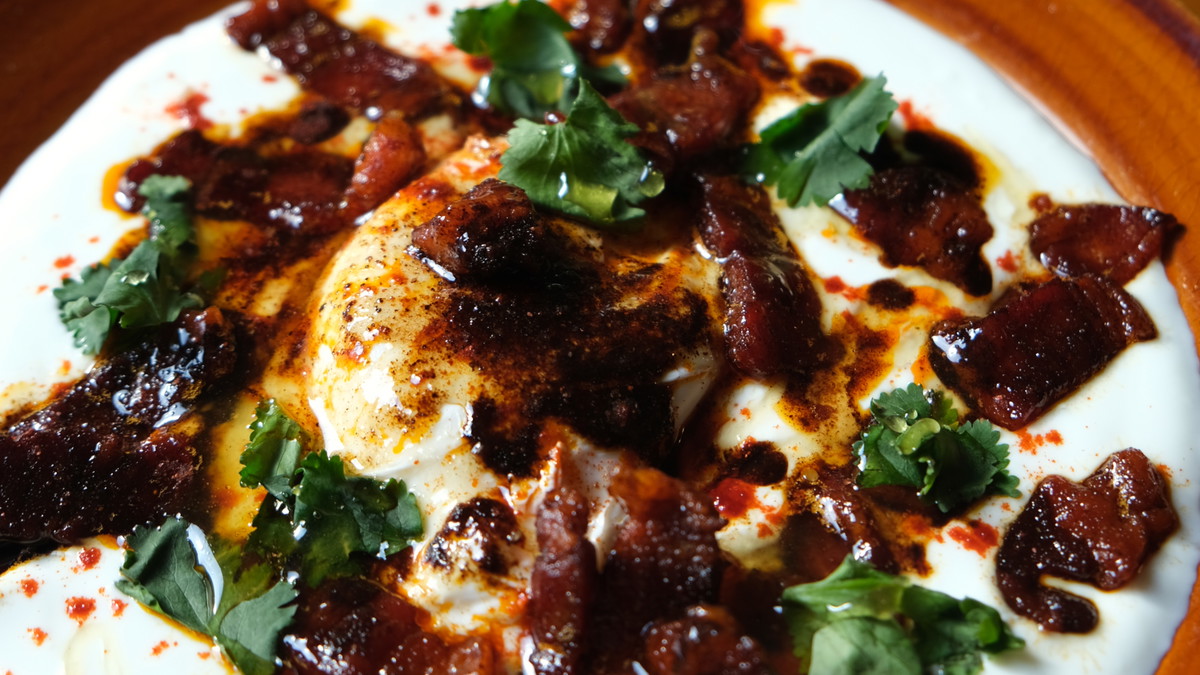 Oeuf à la turque, pancetta fumée et miel au piment