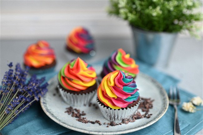 Image of Schoko-Bananen Cupcakes mit Rainbow-Topping 