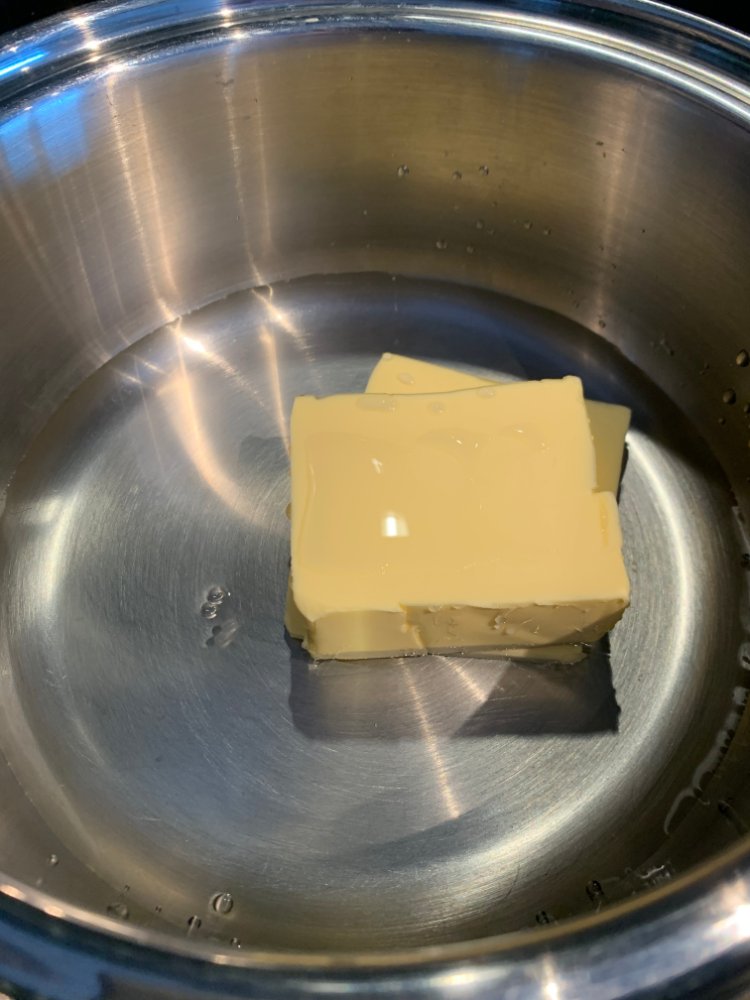 Image of Setja í pott vatnið og smjör og bræða saman.