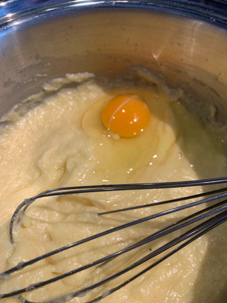 Image of Leyfa kólna áður en eggin og vínsteinslyftiduft er sett saman...
