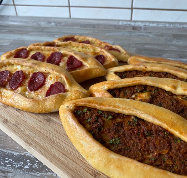 Image of Pide mit Hackfleisch und Käse-Sucuk Füllung