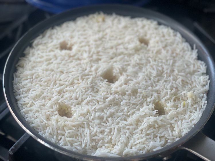 Image of Add the remaining seasoned rice on top.  Smooth the layer over...