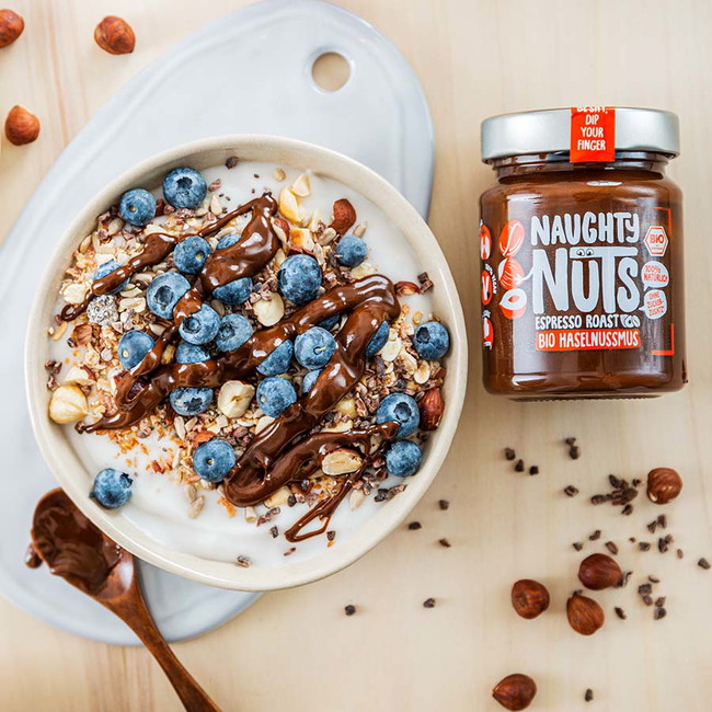 Vegane Joghurt Bowl mit Naughty Nuts Bio Haselnussmus Espresso Roast