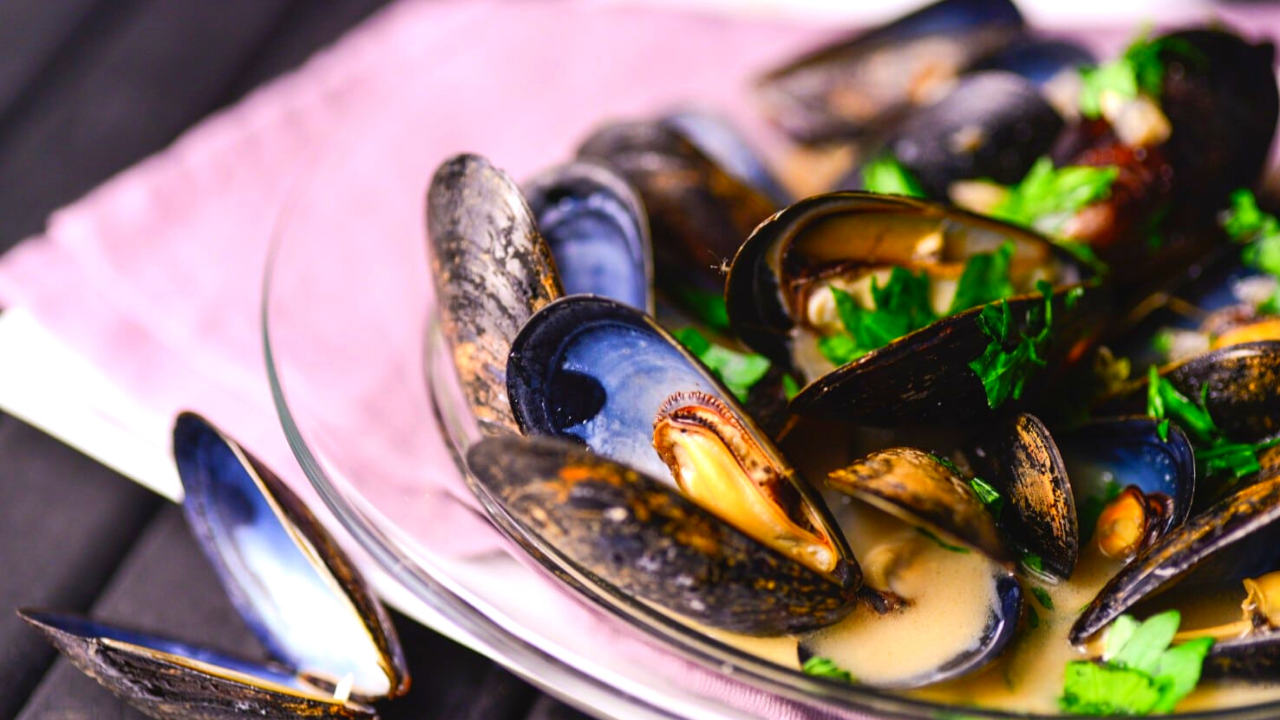 Image of Mussels in White Wine, Garlic and Butter Sauce