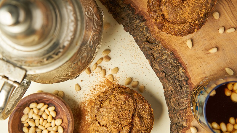 Cooking platter with date sugar sprinkled all over. Gingerbread muffin recipe. Gingerbread muffin guide.