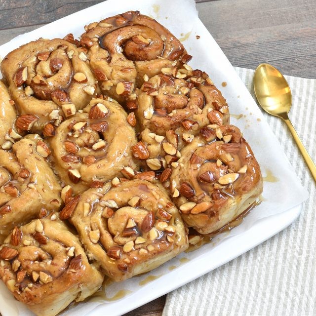 Image of Cinnamon Buns with Caramel and Almonds