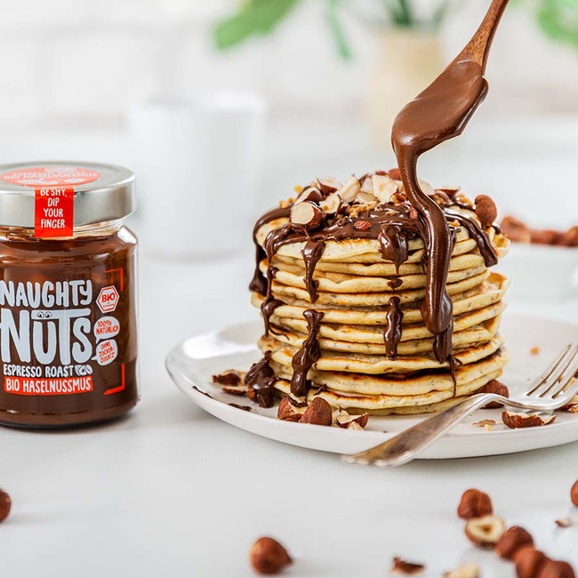 Vegane Pancakes mit Naughty Nuts Bio Haselnussmus Espresso Roast
