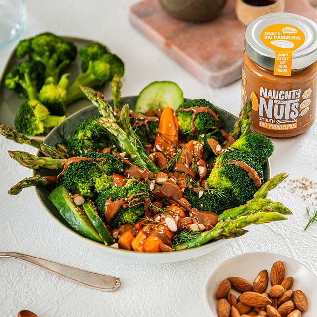 Vegane Frühlingsbowl mit grünem Spargel und Mandeldressing aus Naughty Nuts Bio Mandelmus Smooth
