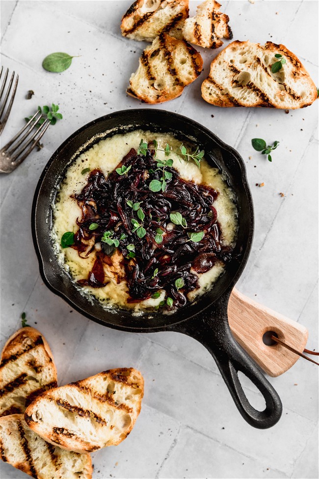 Image of Queso provolone con cebolla caramelizada y vinagre balsámico