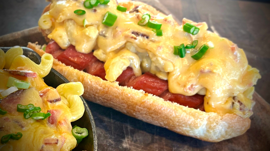 Image of Hot-dog au « mac ’n cheese » et bacon