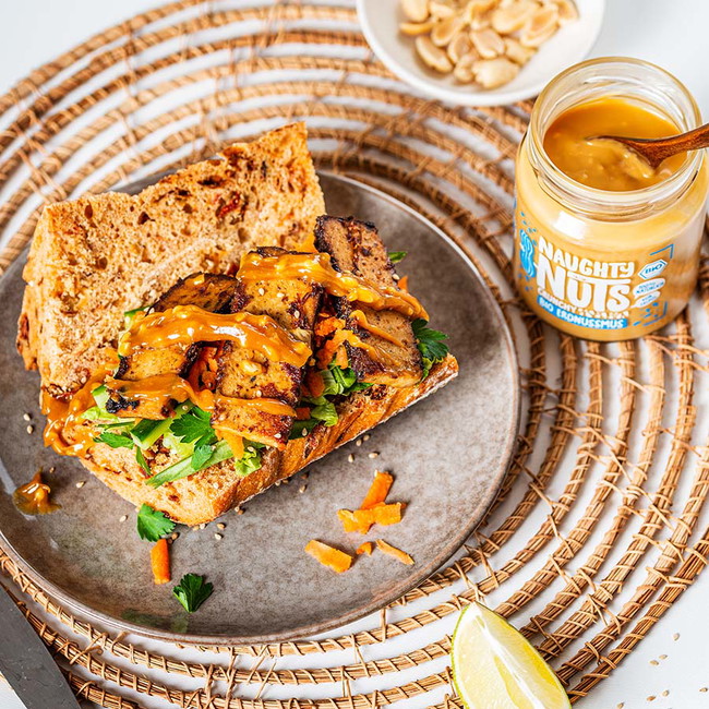Veganes Sandwich mit Naughty Nuts Bio Erdnussmus Crunchy