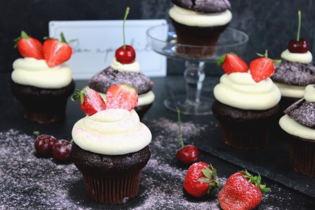 Image of Schokocupcakes mit Kirschen