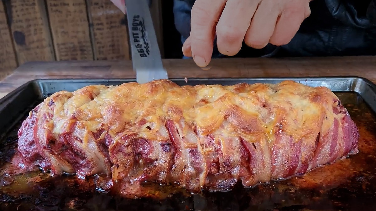 Pepperoni Pizza Meatloaf Roll