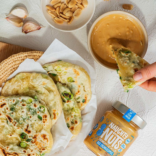 Vegane Pfannkuchen mit Frühlingszwiebeln mit Naughty Nuts Bio Erdnussmus Crunchy